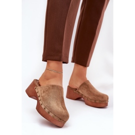 Tappar kvinnors flip -flops med Eco Suede Studs Camel brun 2