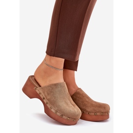 Tappar kvinnors flip -flops med Eco Suede Studs Camel brun 1