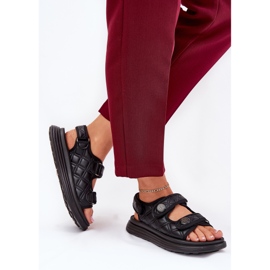 Kvinnors sandaler med dekorativa svarta kardborrdetaljer 2