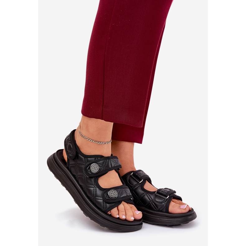Kvinnors sandaler med dekorativa svarta kardborrdetaljer 1