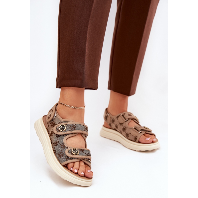 Kvinnors mönstrade material sandaler med gyllene detaljer khaki beige 2