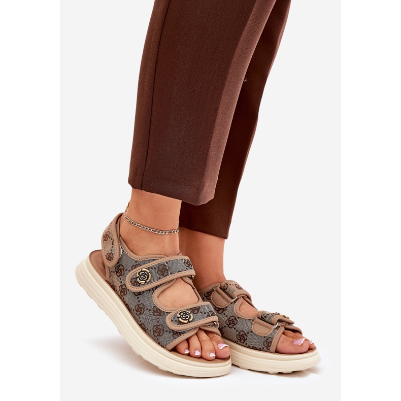 Kvinnors mönstrade material sandaler med gyllene detaljer khaki beige 1