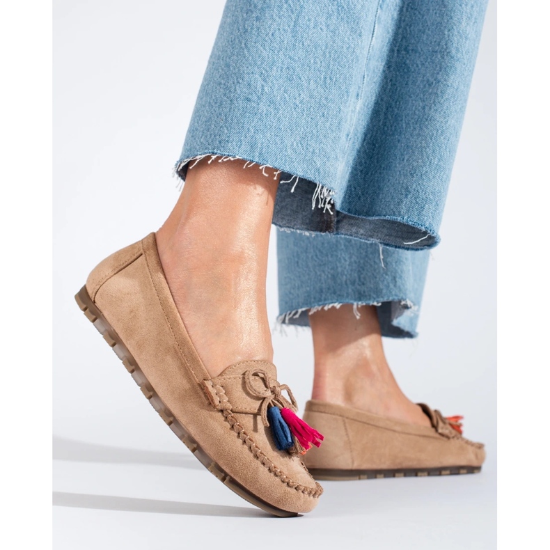 Ljusbeige mocka boho loafers med tofsar från Shelovet 1