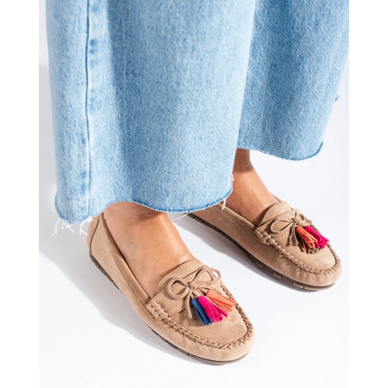 Ljusbeige mocka boho loafers med tofsar från Shelovet 2