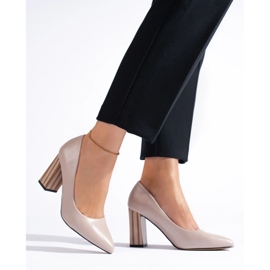 Damers beige pumps på stolpen 1