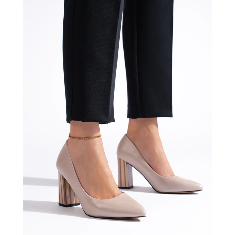 Damers beige pumps på stolpen 2