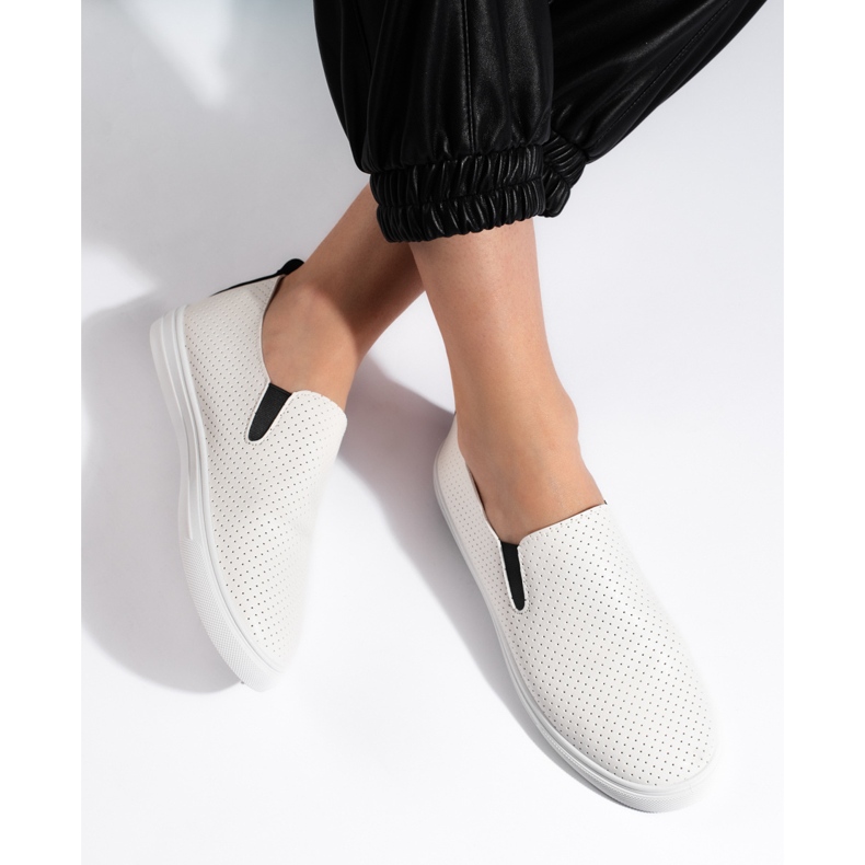 Genombrutna slip-on sneakers i vitt och svart 2
