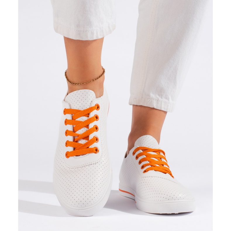 Vita damsneakers med orange snörning 2