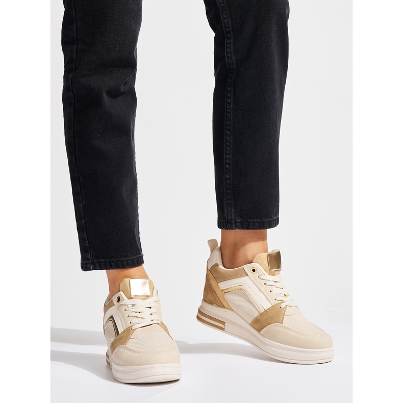 Beige sneakers för kvinnor med en dold kil 1