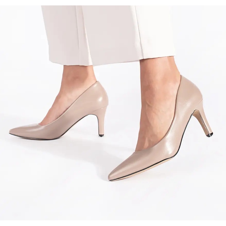 Klassiska, eleganta beige högklackade pumps 1
