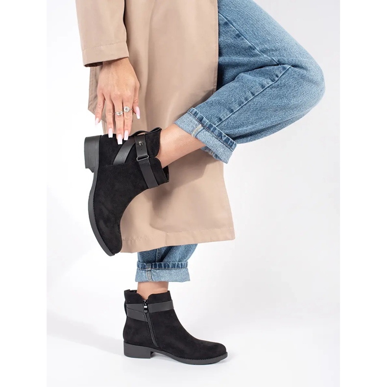 Ankelstövlar i svart mocka för kvinnor med en dekorativ rem 1