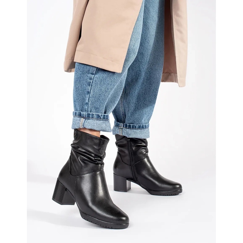 Ankelboots för damer i svart läder med volang ovandel från Sergio Leone 1