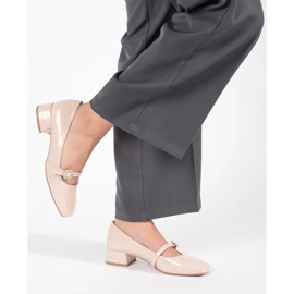 Beige patentklackpumps med spänne 1
