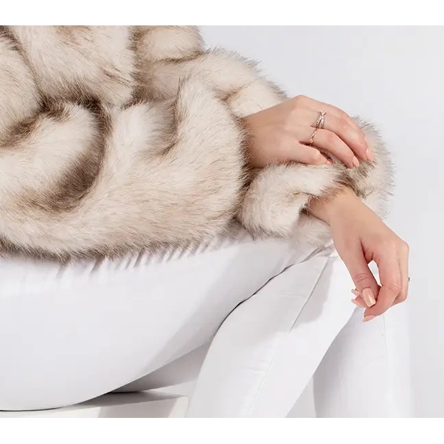 Vita snöstövlar för kvinnor med päls på en tjock sula 2