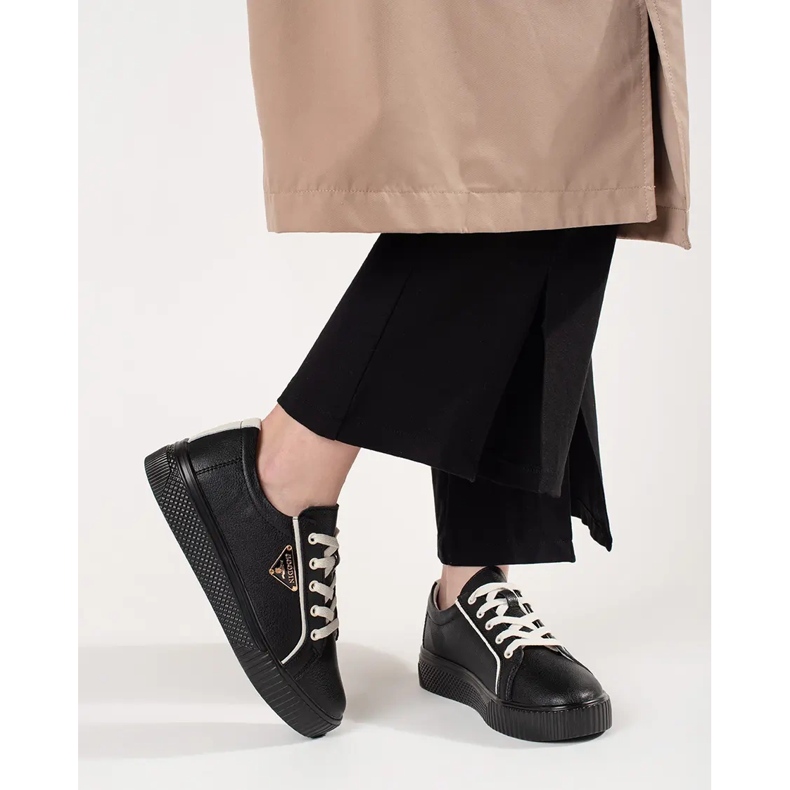 Goodin Svarta läder sneakers på en tjock sula 1