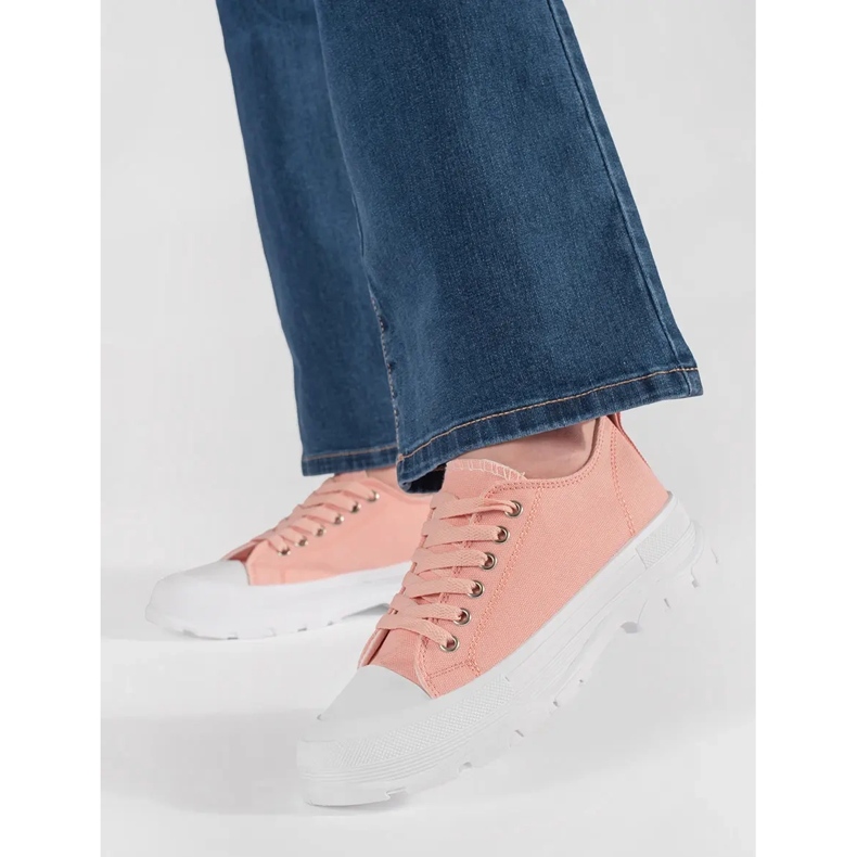 Klassiska sneakers på den ljusrosa plattformen 1