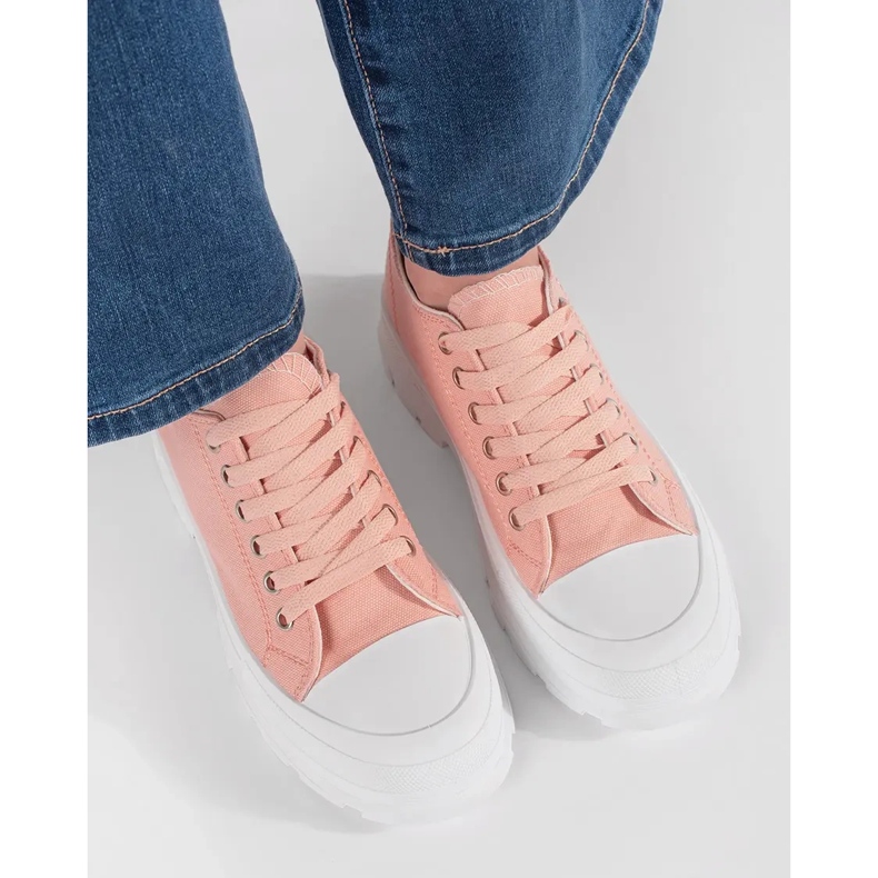 Klassiska sneakers på den ljusrosa plattformen 2