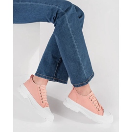 Klassiska sneakers på den ljusrosa plattformen 3