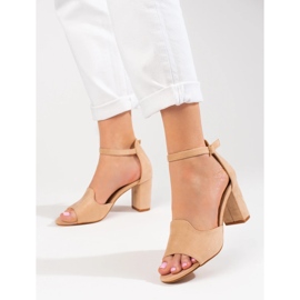 Beige damsandaler på stolpen av W. Potocki 2