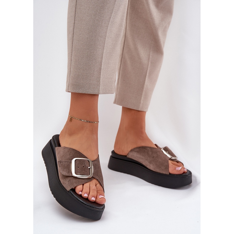 Kvinnors mocka flip flops med ett spänne på Zazoo 3019 Brown -plattformen brun 2