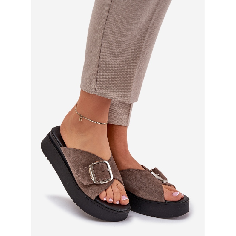 Kvinnors mocka flip flops med ett spänne på Zazoo 3019 Brown -plattformen brun 1