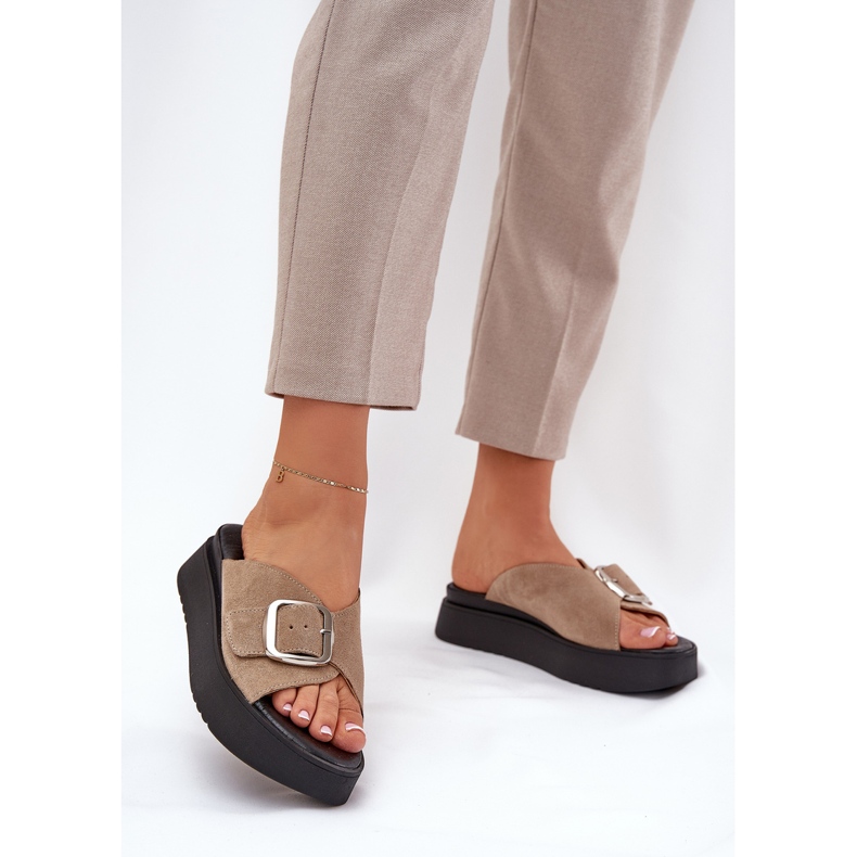 Kvinnors mocka flip flops med ett spänne på Zazoo 3019 Beige -plattformen 2