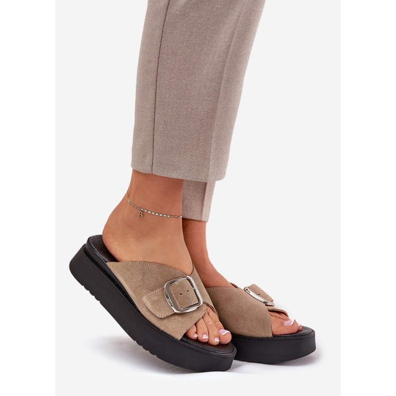 Kvinnors mocka flip flops med ett spänne på Zazoo 3019 Beige -plattformen 1