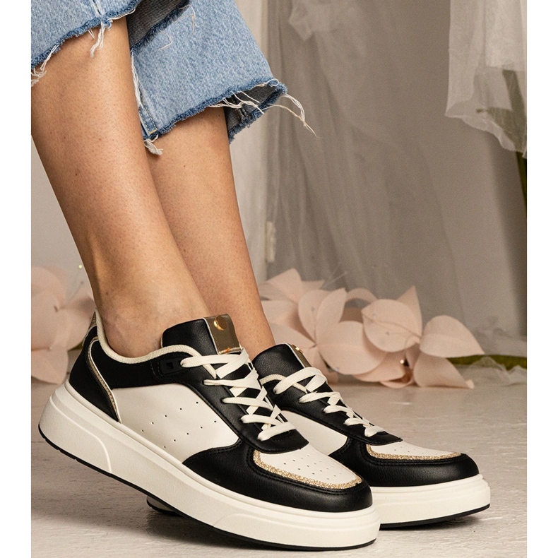 Svarta kvinnors sneakers med ett glittertillbehör 2