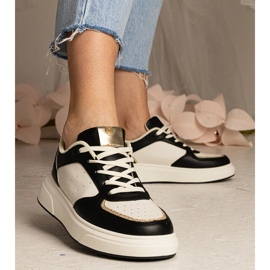 Svarta kvinnors sneakers med ett glittertillbehör 3