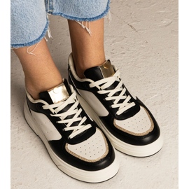 Svarta kvinnors sneakers med ett glittertillbehör 4