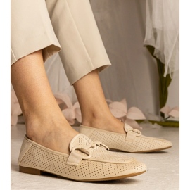 Beige kvinnors öppningslipare med en prydnad 1