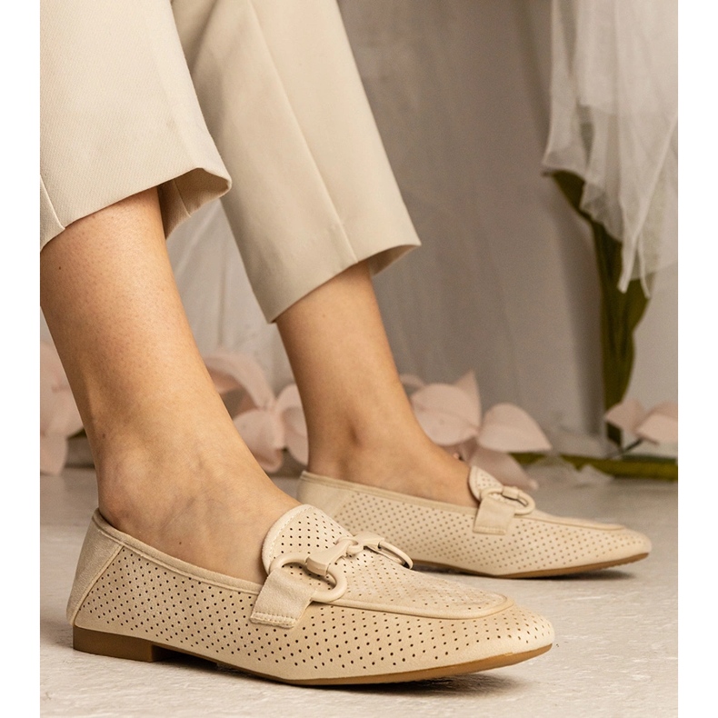 Beige kvinnors öppningslipare med en prydnad 1