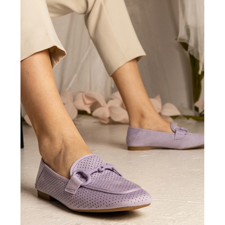 Violetta kvinnors öppningslikare med en prydnad 1