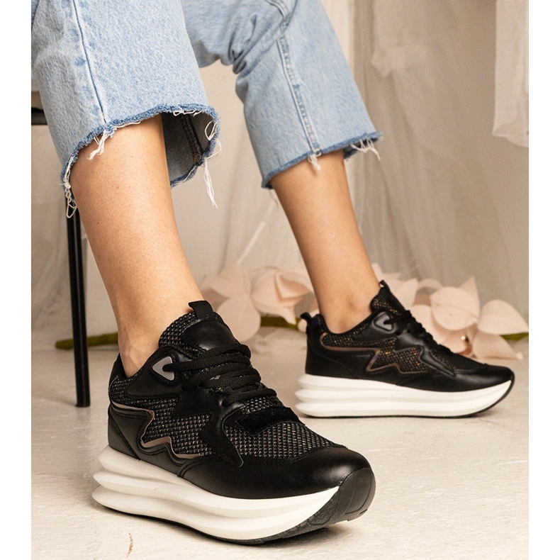 Svarta sneakers med ett holografiskt element 2