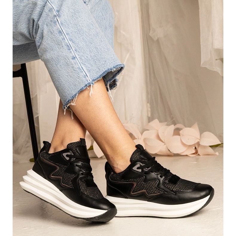 Svarta sneakers med ett holografiskt element 1