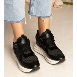 Svarta sneakers med ett holografiskt element 4