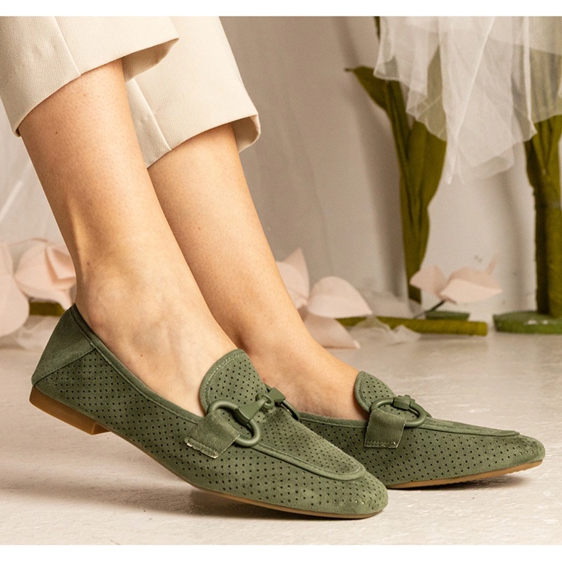 Grönt kvinnors öppningslikare med en prydnad 1