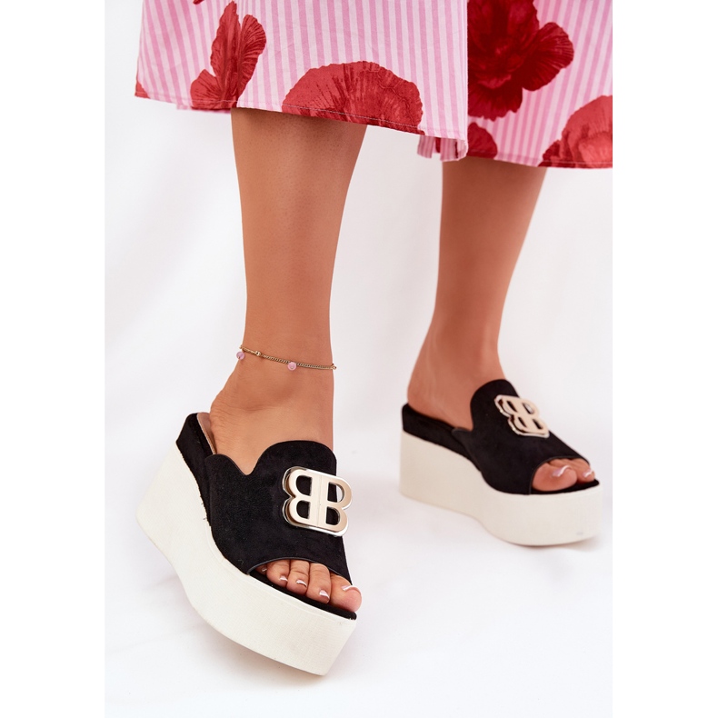 Tofflor på plattformen och kilarna med en svart dekoration 2