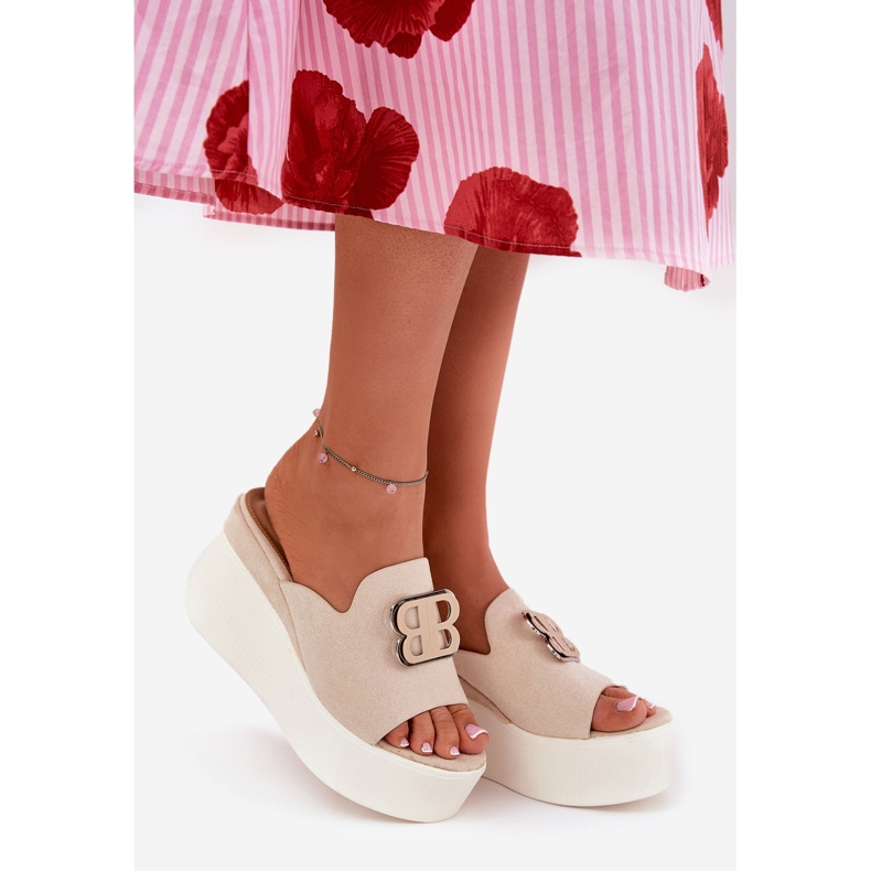 Tofflor på plattformen och kilarna med beige prydnad 2