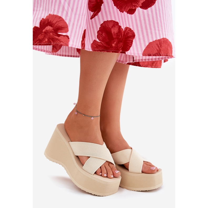 Kvinnors flip flops på kil och plattform beige 2