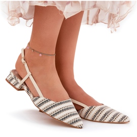 Kvinnors ballerinor med spetsiga näsor med en delikat beige klackar 9