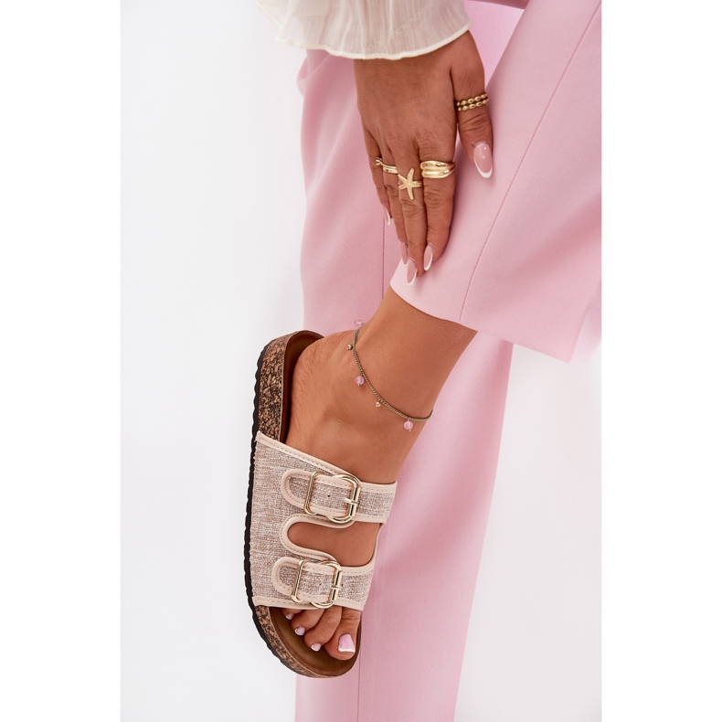 Kvinnors materialflip flops på en korkplattform med beige spännen 2