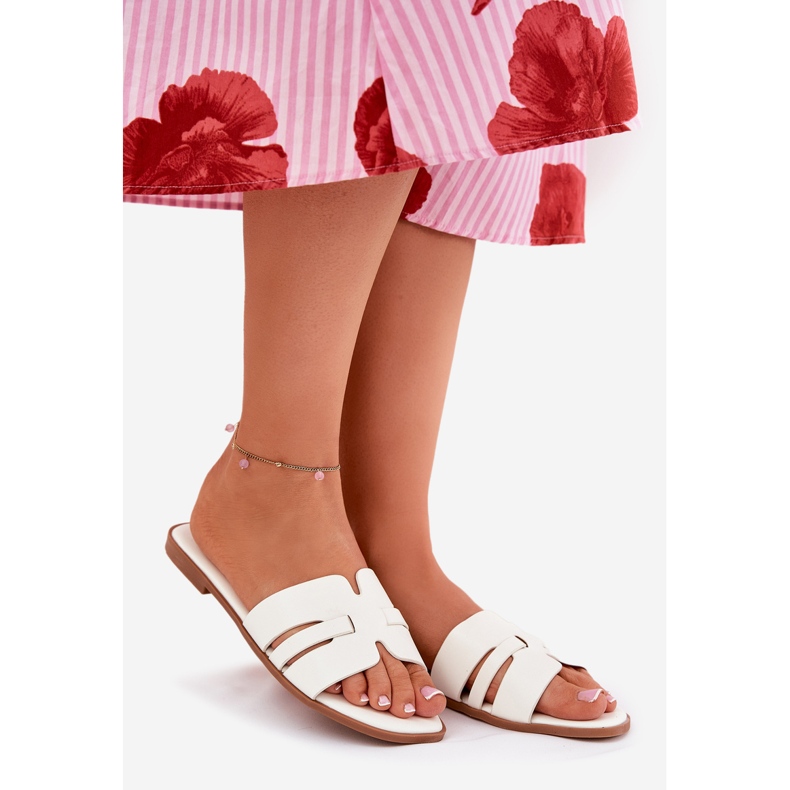 Flat -hane kvinnors flip flops med utskärningar i ekläder vit 1