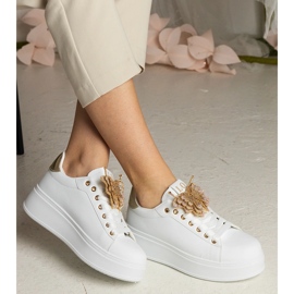 Vita och guld sneakers dekorerade med en fjäril med zirkoner 3