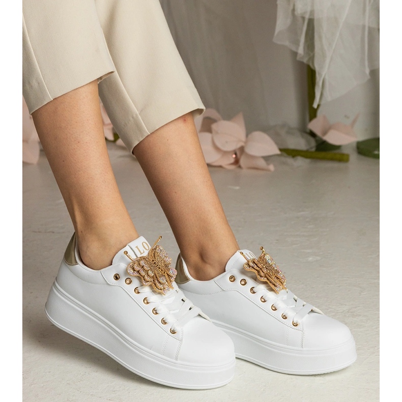 Vita och guld sneakers dekorerade med en fjäril med zirkoner 2