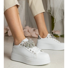 Vita och silver sneakers dekorerade med en fjäril med zirkoner 3