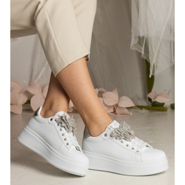 Vita och silver sneakers dekorerade med en fjäril med zirkoner 1