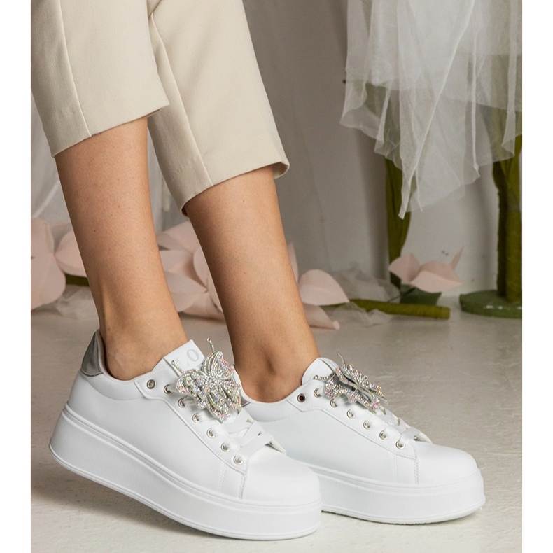 Vita och silver sneakers dekorerade med en fjäril med zirkoner 2