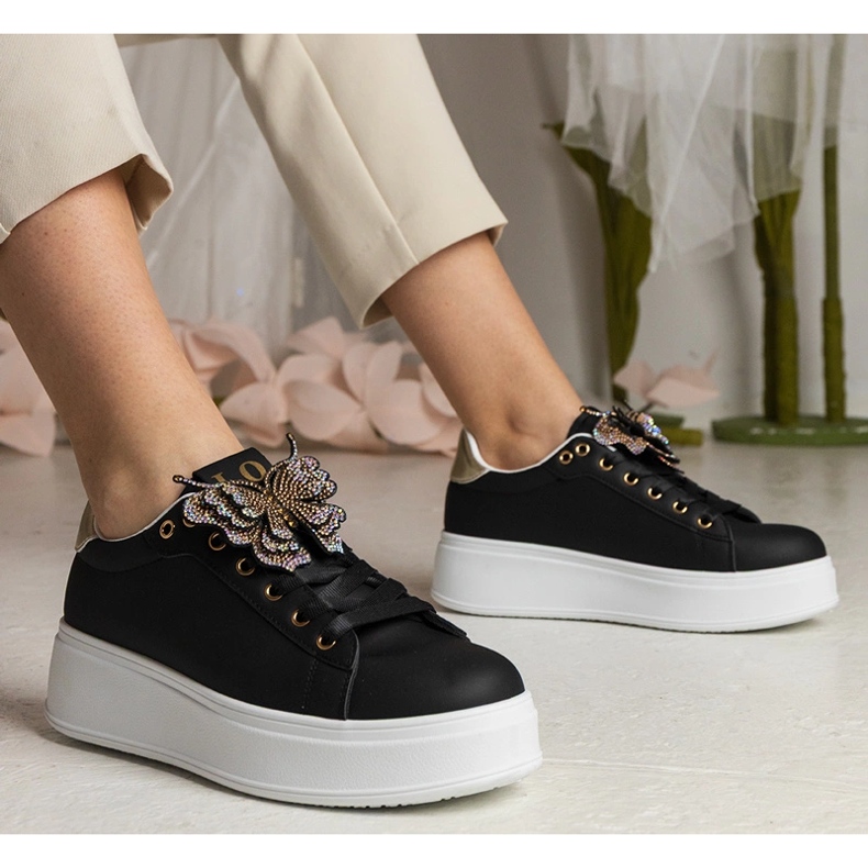 Svarta sneakers dekorerade med en fjäril med zirkoner 1