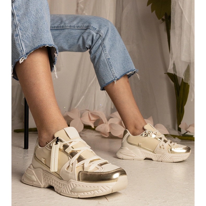 Beige kvinnors sneakers på en massiv sula 1